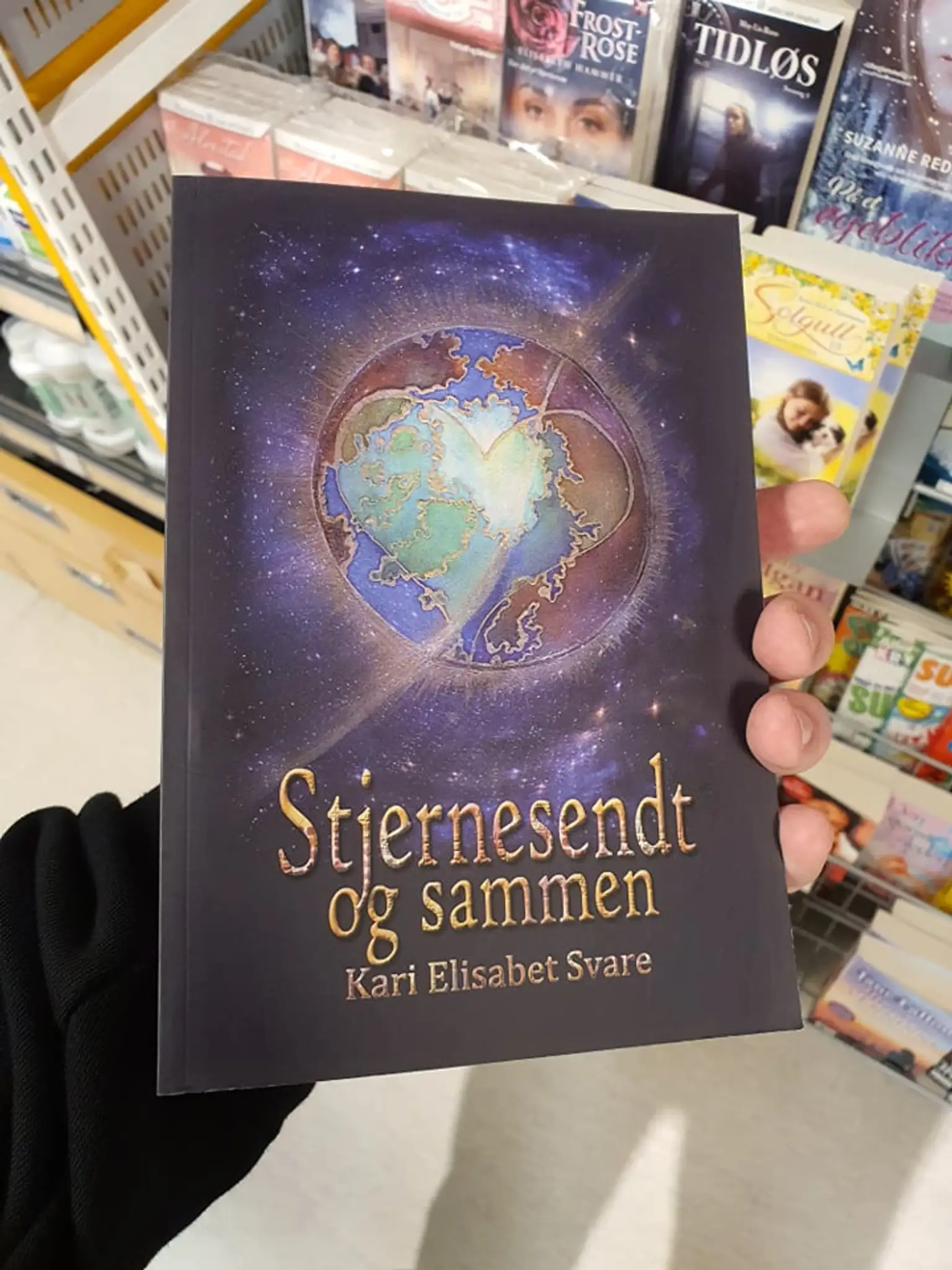 Bilde av omslaget til boken Stjernesendt og sammen, skrevet av Kari Elisabeth Svare.