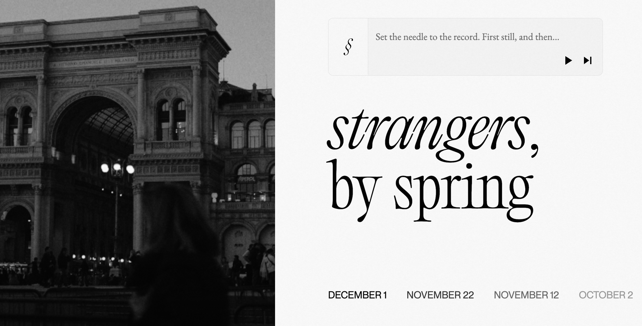 Et skjermbilde fra nettsiden Strangers By Spring. Sidelayouten er vertikalt todelt med et bilde i svart hvitt på venstre side, og tekst og en musikkspiller på høyre side.